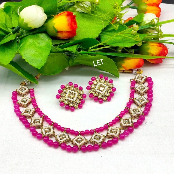 Gold plated crystal stone and beads necklace set with earrings. - Picture 1 of 1